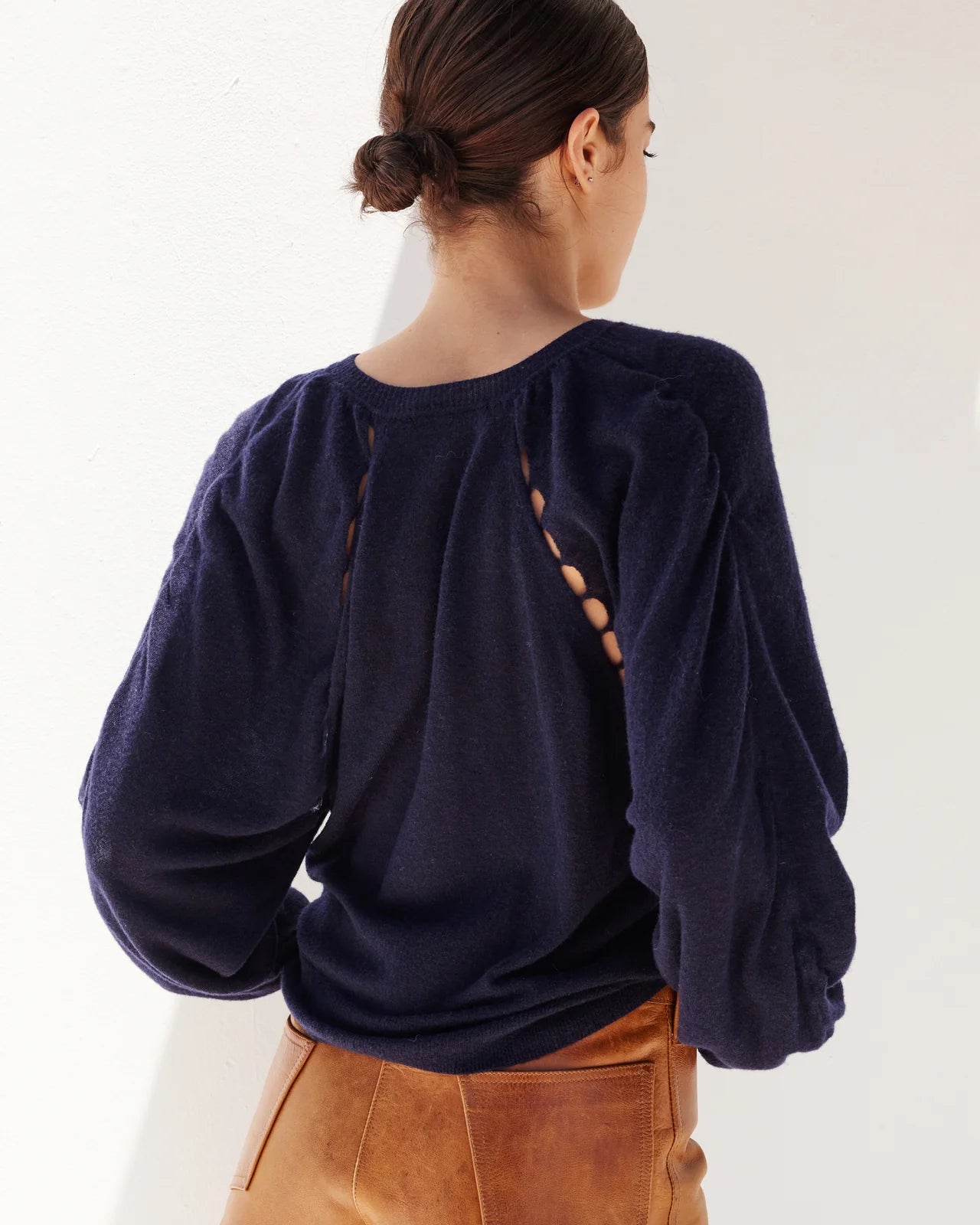 CARNATION PULL BLACK