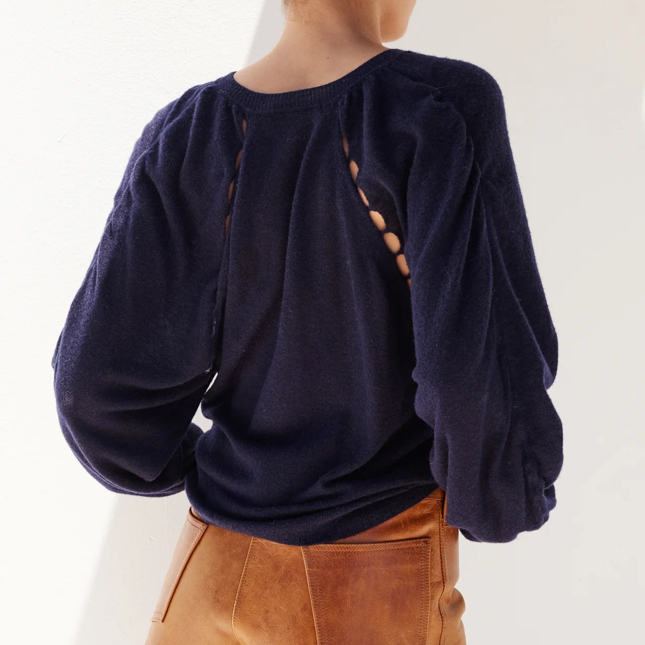CARNATION PULL BLACK