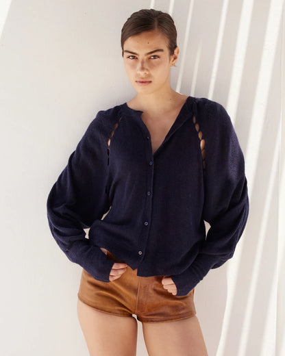 CARNATION PULL BLACK